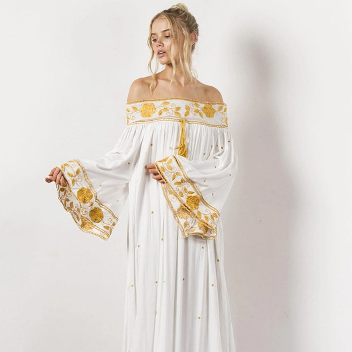 Langes weißes Kleid mit goldfarbener Stickerei