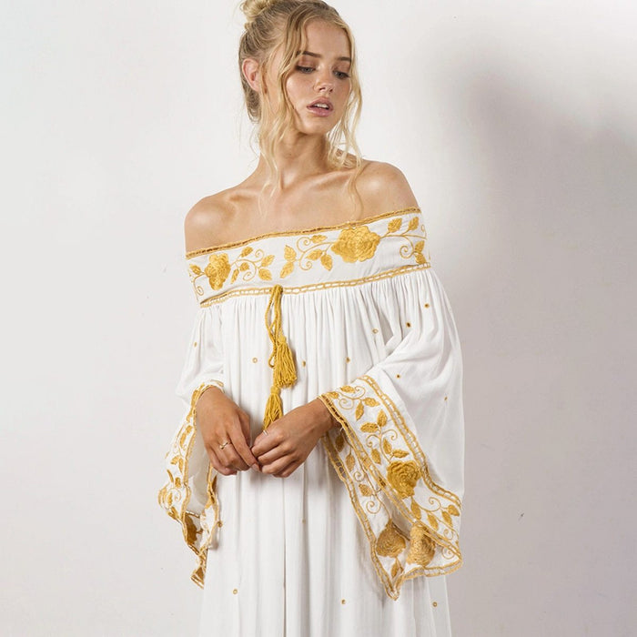 Langes weißes Kleid mit goldfarbener Stickerei